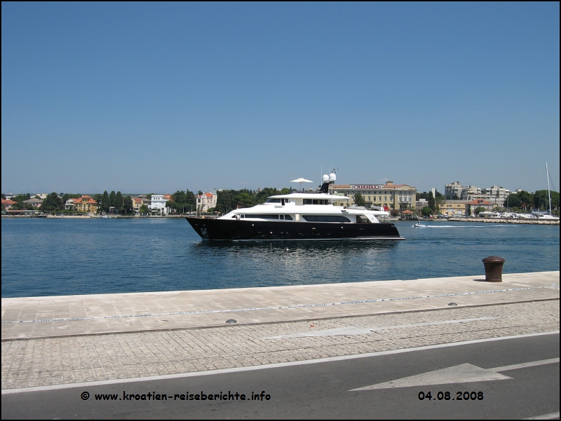 Jacht im Hafen von Zadar