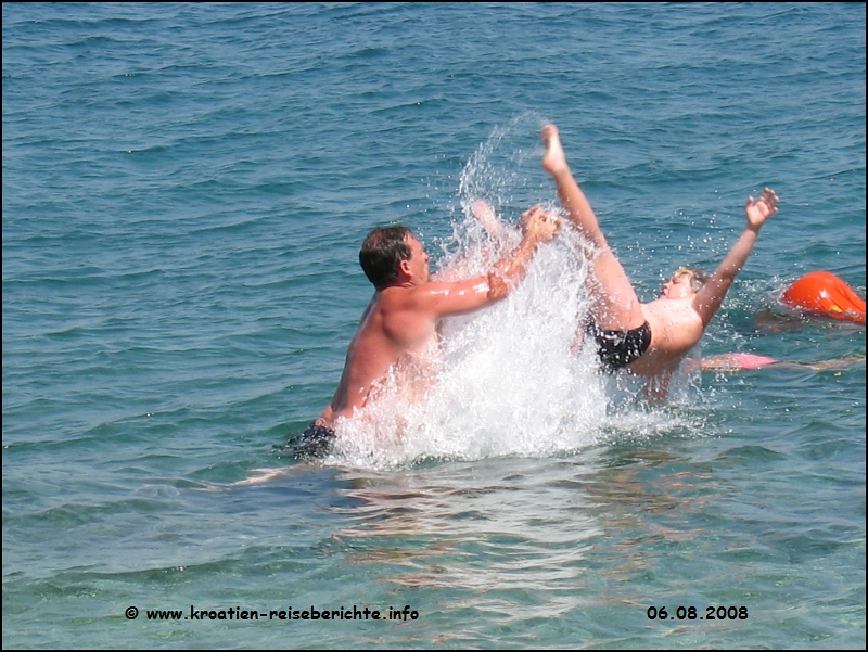 Kukljica Andi und sein Papa haben Spass